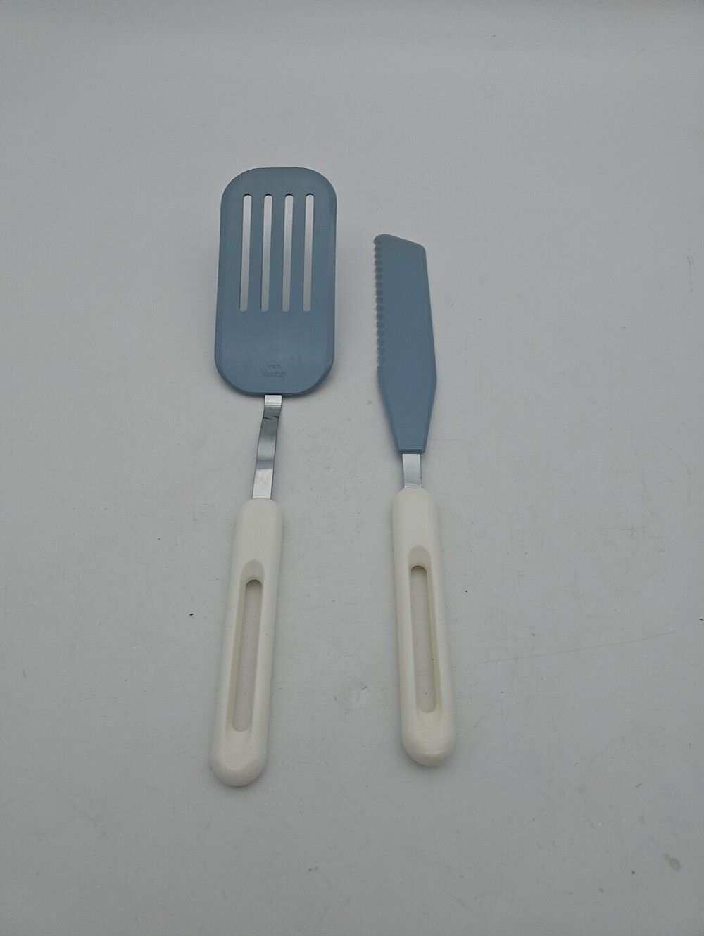 VINTAGE BONNY USA STAINLESS LONG WOOD HANDLE SLOTTED SPATULA / FLIPPER 12-1/2"